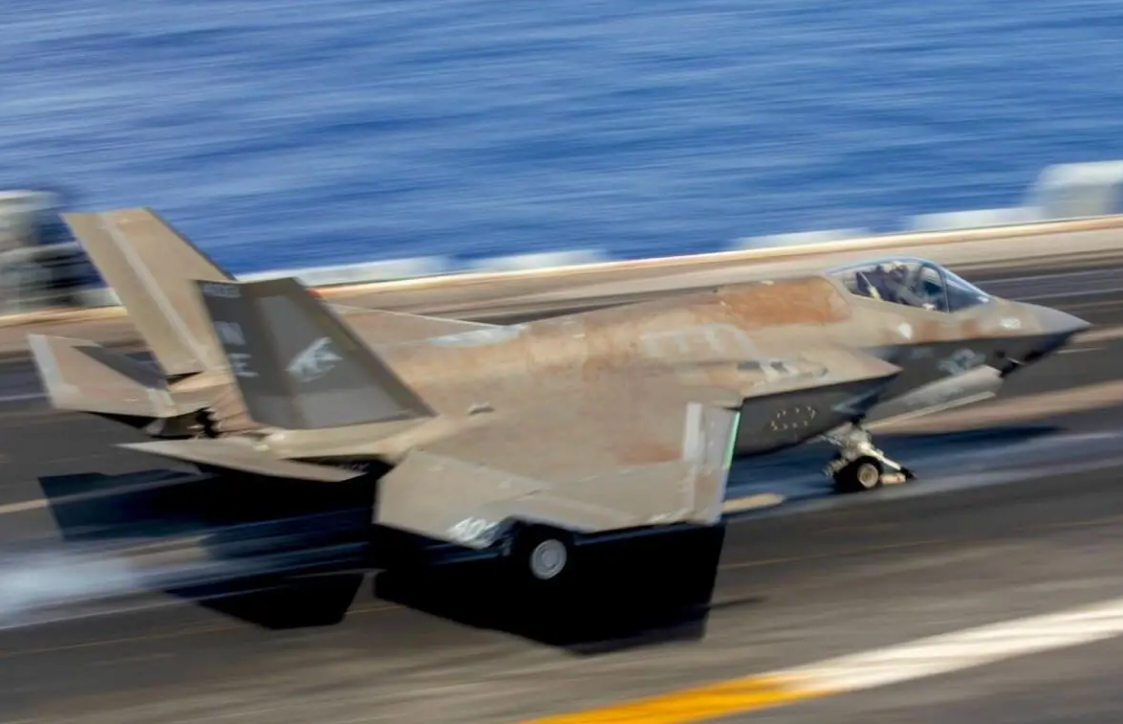 目前F-35C隐身舰载机仅能在现役“蒸汽航母”上起降,这对于“电磁航母”的适配相当不利。