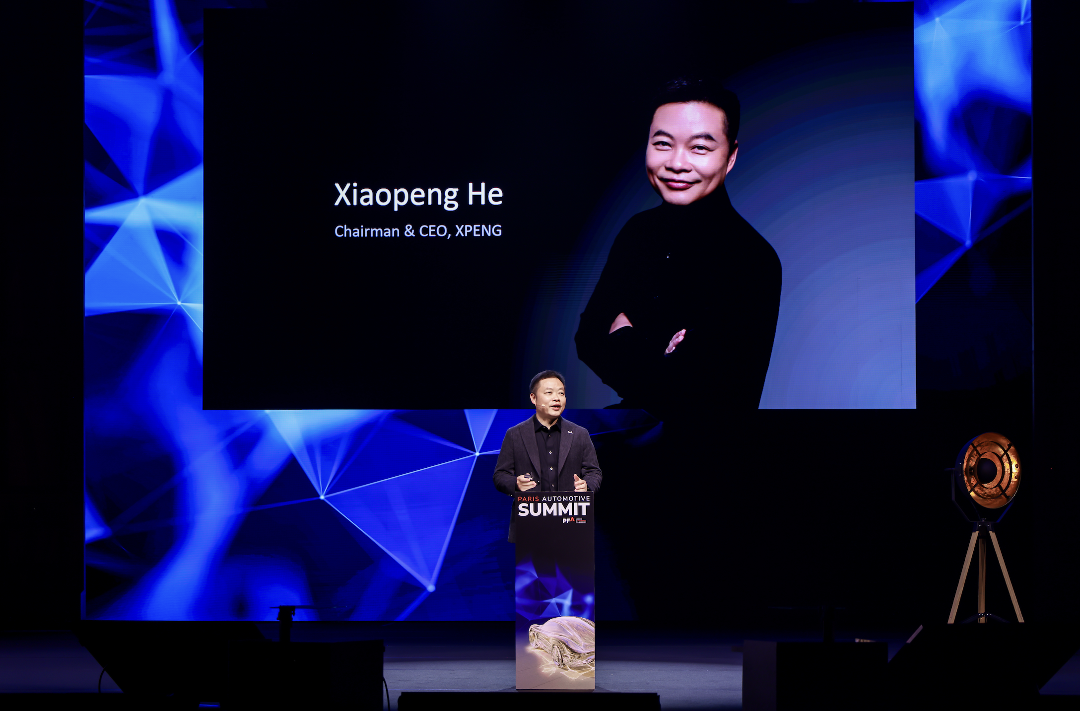 何小鹏成巴黎汽车峰会唯一受邀中国车企CEO,宣布开放智能汽车全栈技术