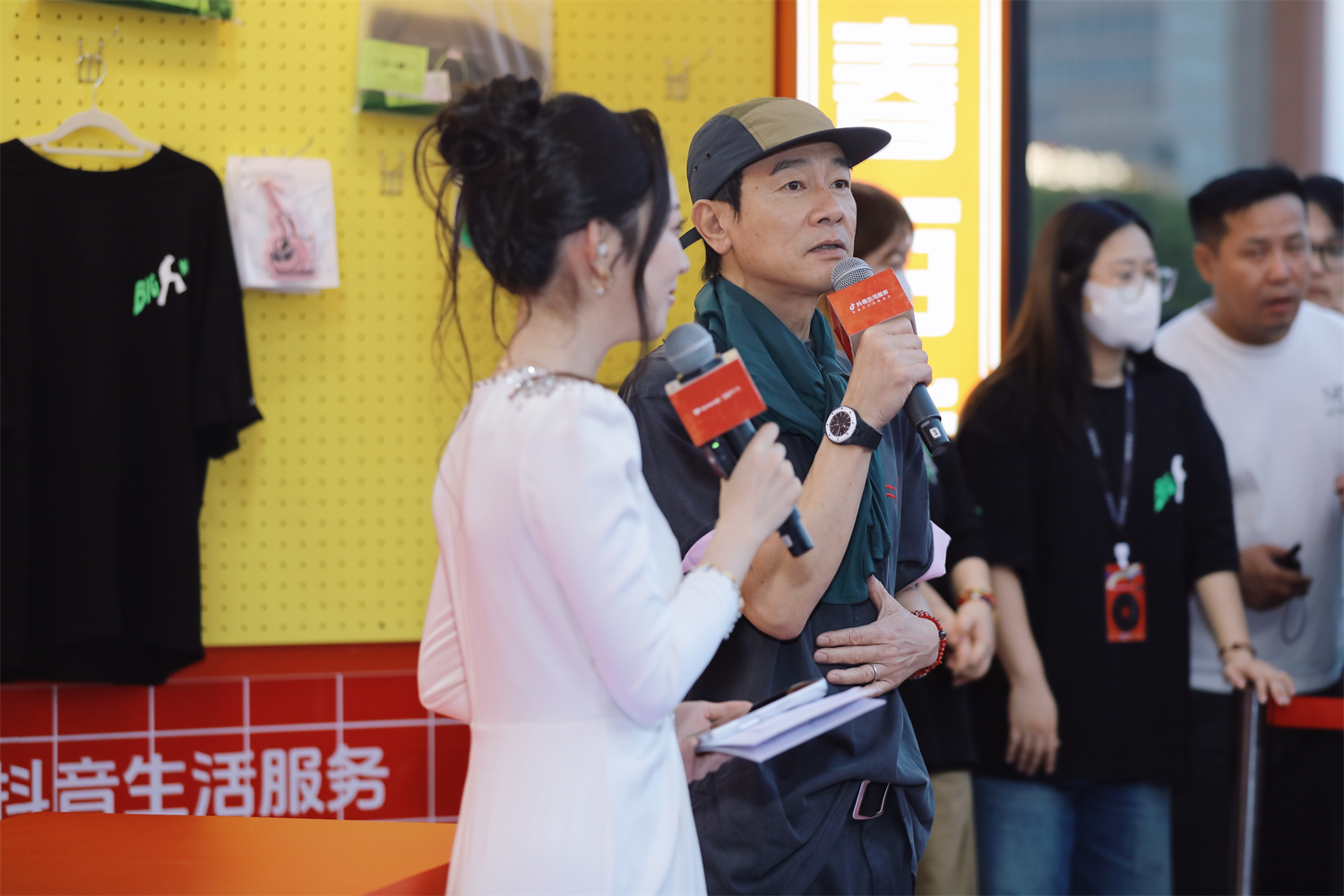 小春电器限时营业!陈小春空降宁波老外滩,宠粉模式开启
