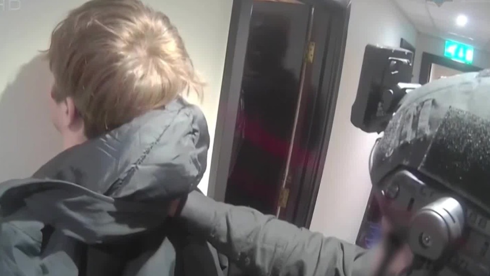 受伊朗相关组织招募在英国策划谋杀，挪威少年被判20年