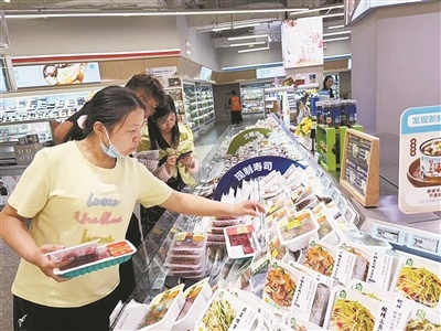 市民在商超挑选快手菜食材