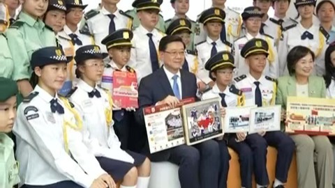 向国旗敬礼，全力培育爱国爱港新一代