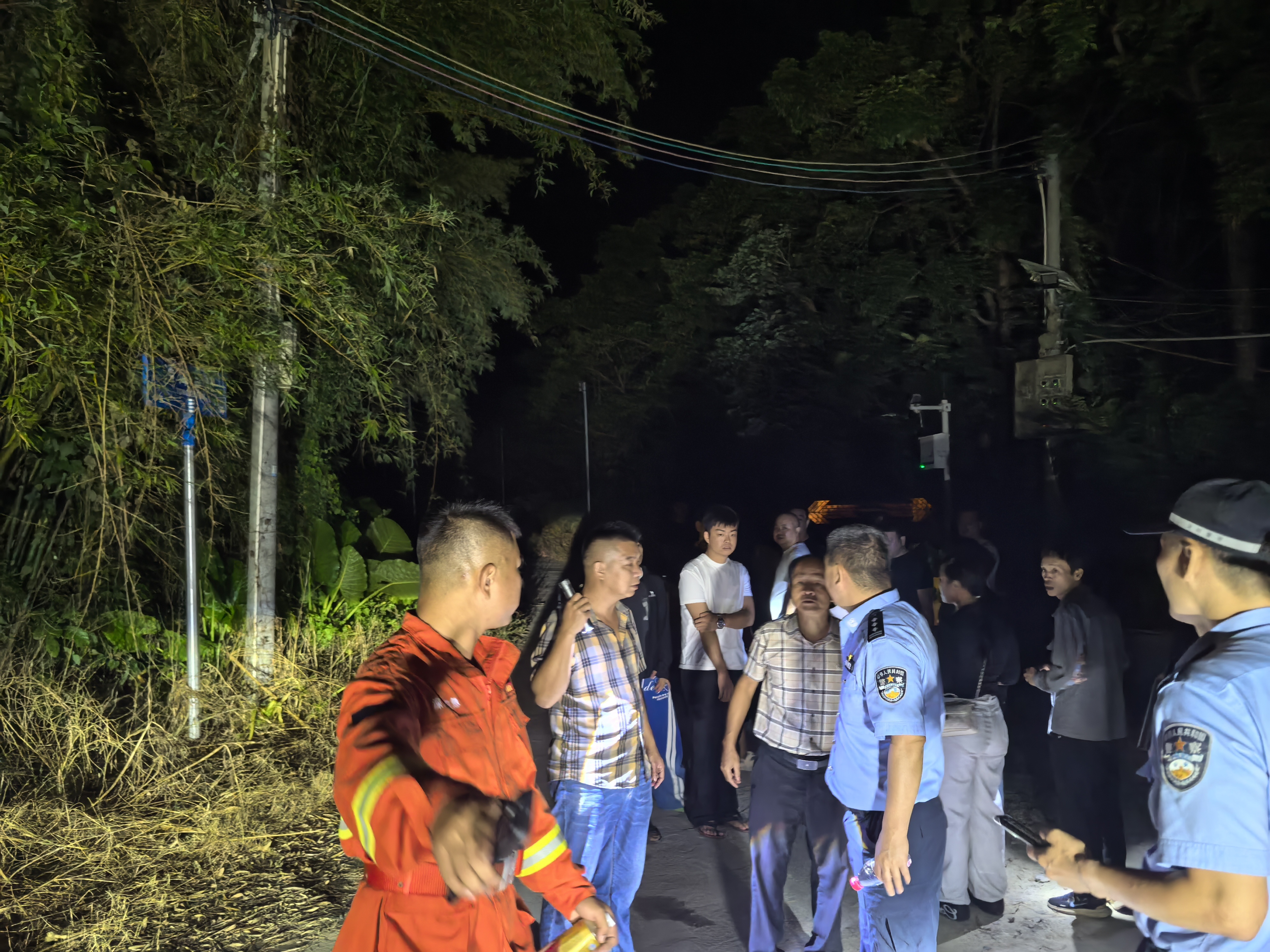 深汕公安联动多方力量连夜搜救19小时,成功找回山林失联七旬老人