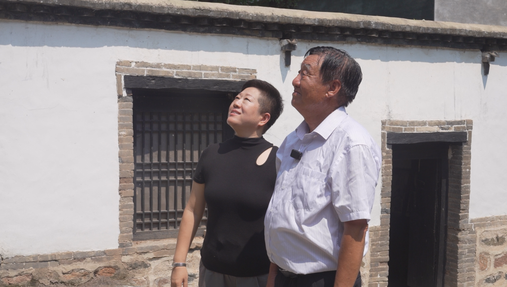 李殿冰的长孙李孟章和外孙女李俐回到故居。