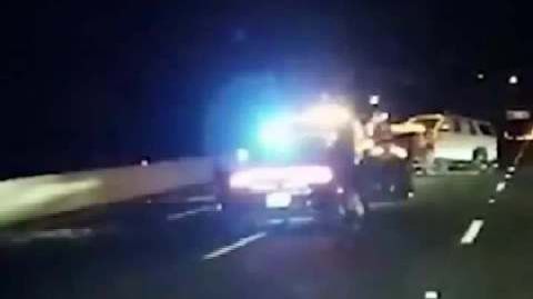 美国特斯拉自动驾驶撞伤两警员 美国加州一辆特斯拉高速冲进事故现场,撞