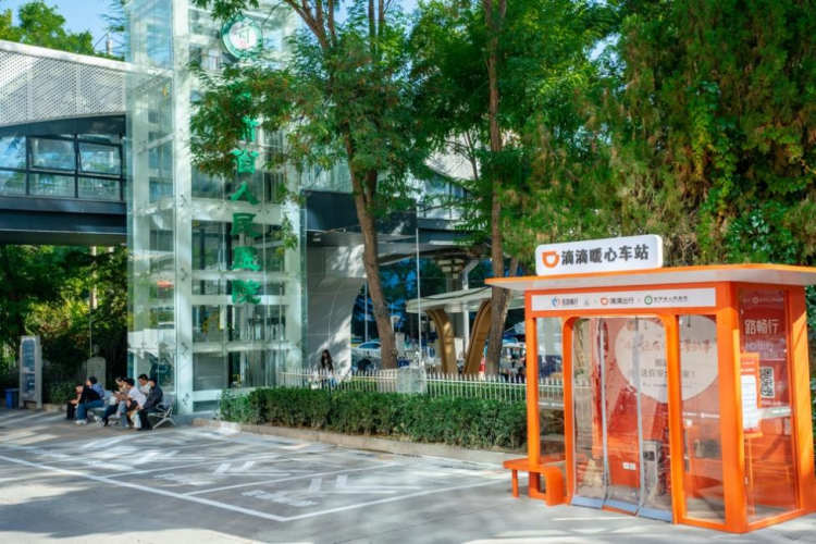 图为：甘肃省人民医院（院本部）门诊外暖心车站