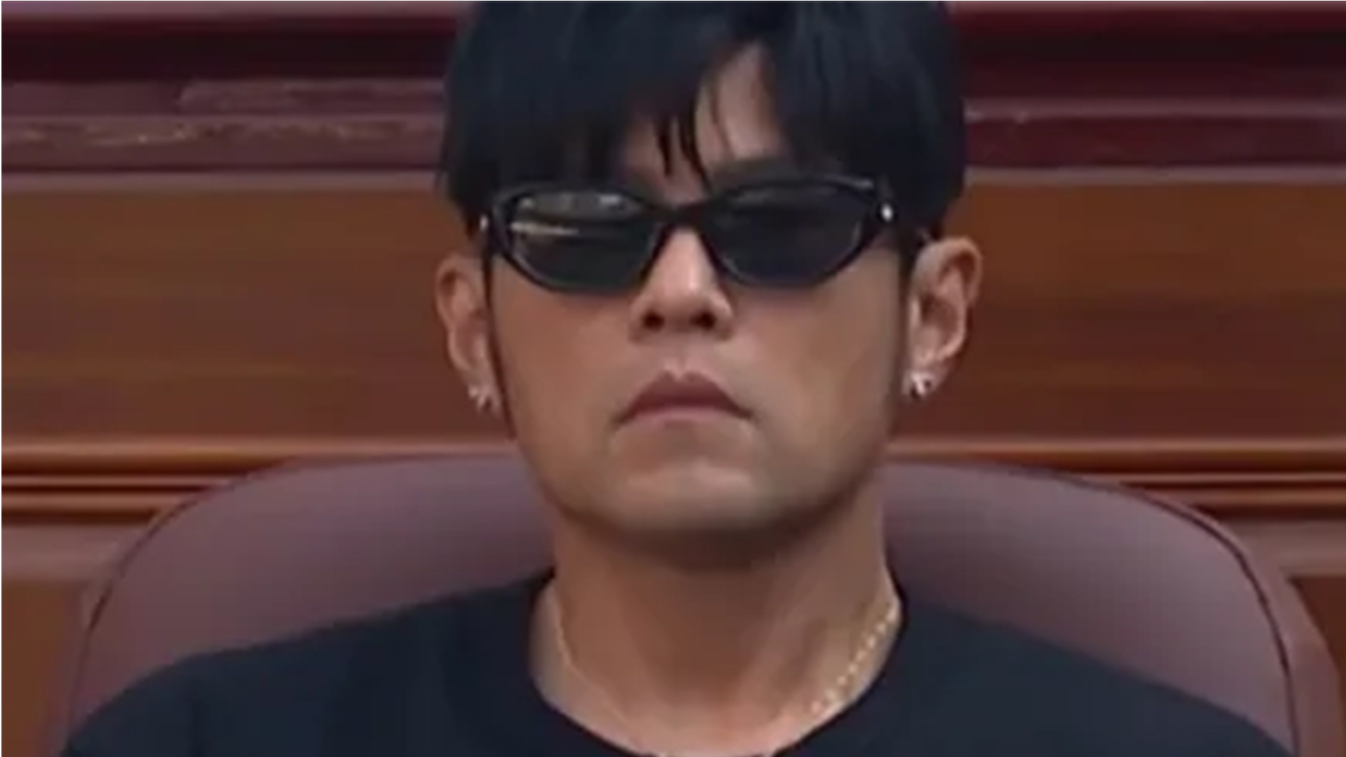 被活动主持人介绍“中国知名歌手”，周杰伦转发视频并点赞，“青鸟”破防了