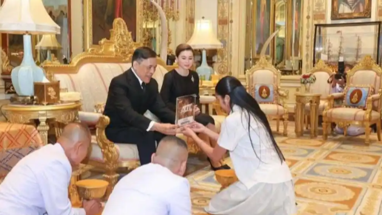 泰国摇滚少女《美国达人秀》夺冠后觐见国王王后，她是该节目历史上首位夺冠泰国选手
