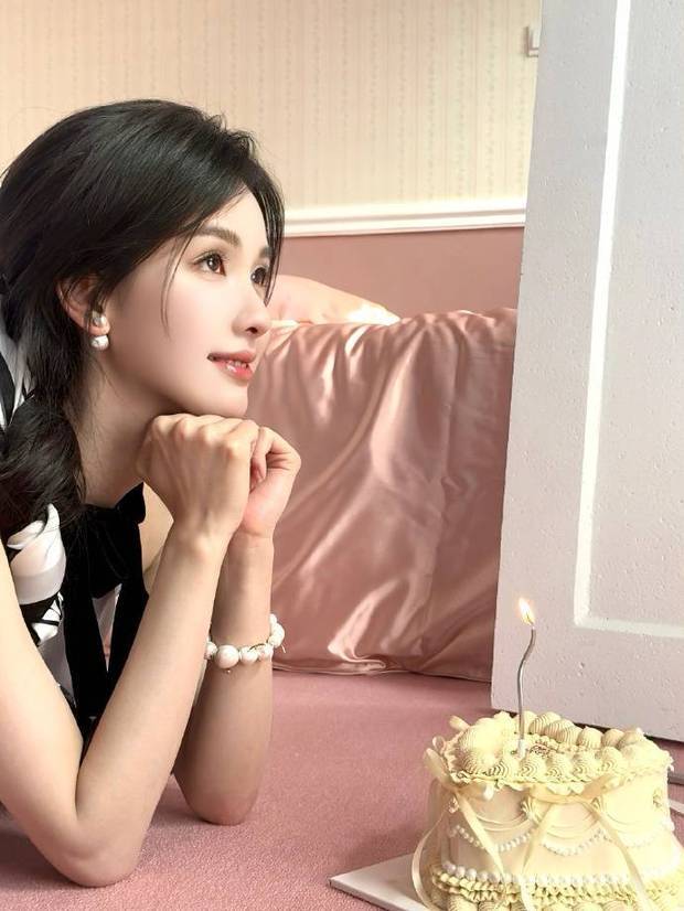 陈都灵最新写真灵动俏皮笑颜迷人