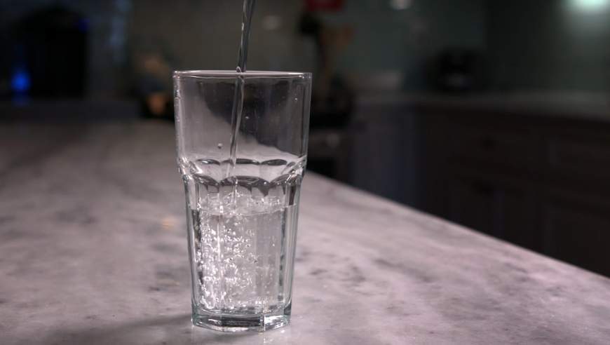 男子每天喝2000毫升水，还得结石了？这个错很多人都会犯