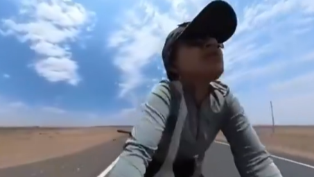 摩洛哥一女骑手不听劝阻闯入肯尼亚部落，被当地人员持刀狂追，猛踩踏板才惊险摆脱