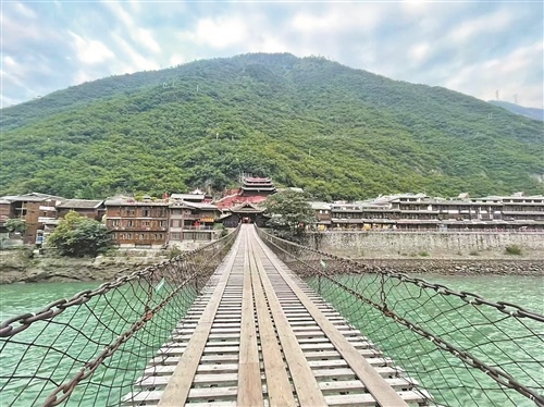 泸定桥。
