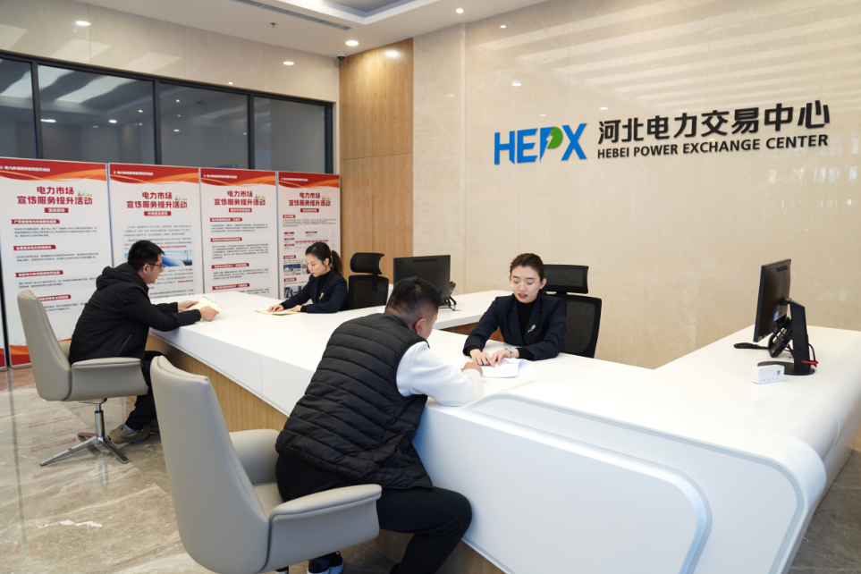 河北电力交易中心向绿电需求企业解读小时级绿电交易有关政策。（耿辰光 摄）