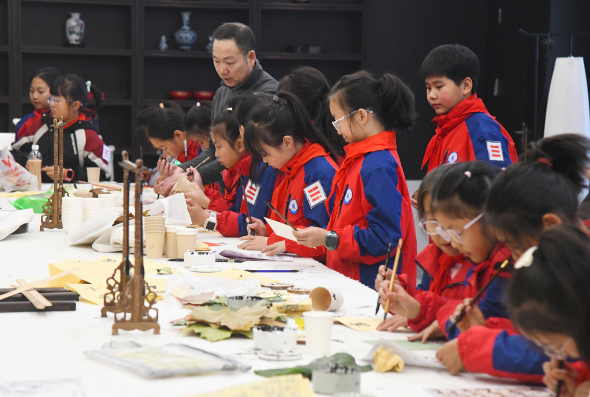 图为小学生开展手工实践活动。资料图