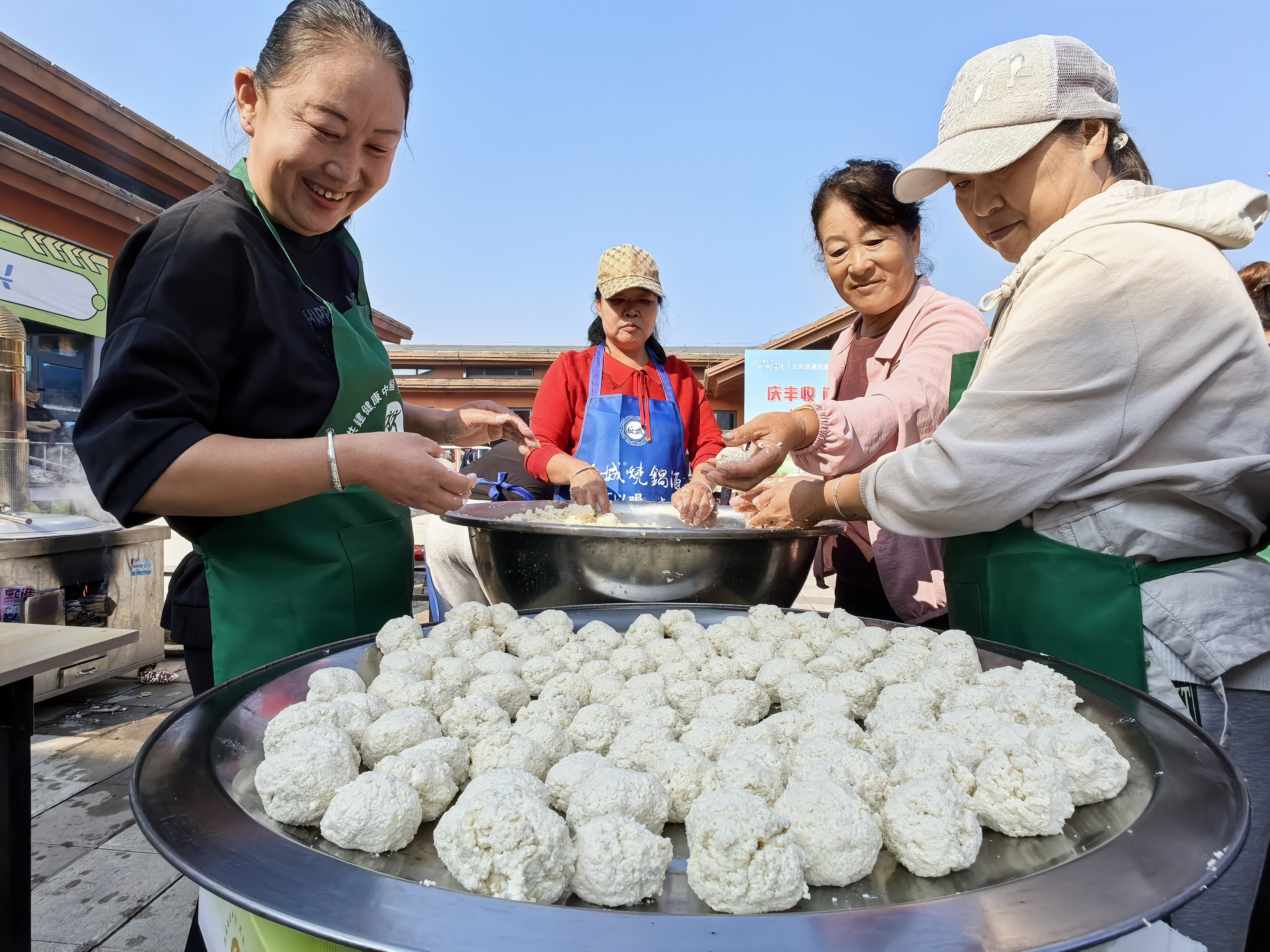 偏桥子镇丰收主题系列文旅活动现场。
