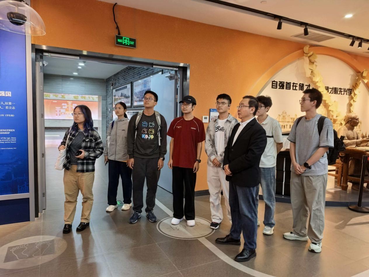图3——云峰教授讲解西迁过程