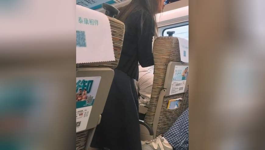 女子高铁开免提煲电话粥1个多小时，前排乘客劝阻反被怼！目击者拍下全程：前排女子很勇敢