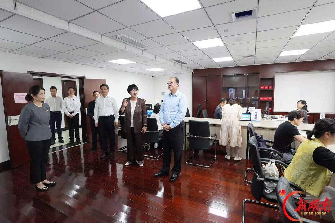 毛伟明参观省外事综合服务大厅。
