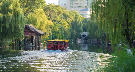 泛舟护城河，饱览泉城秋光