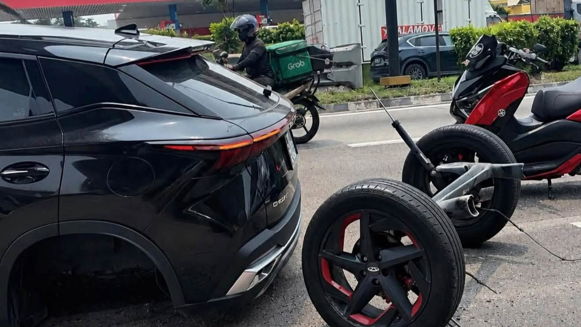 行驶过程中后轴连同后轮直接脱离车身，在马来西亚再度发生断轴事故，奇瑞召回8878辆汽车
