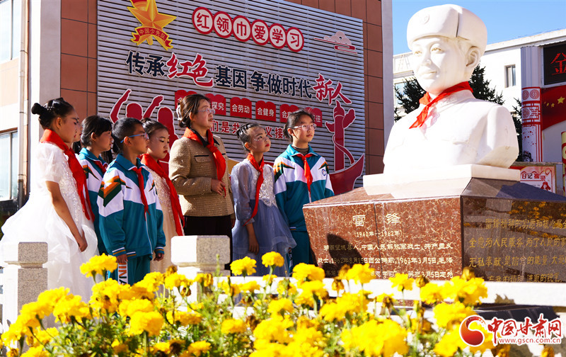 老师在主题队会上给孩子们讲雷锋的故事