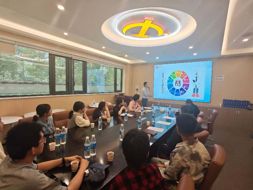 图1：兔博士口腔负责人闵乐讲解医院背景