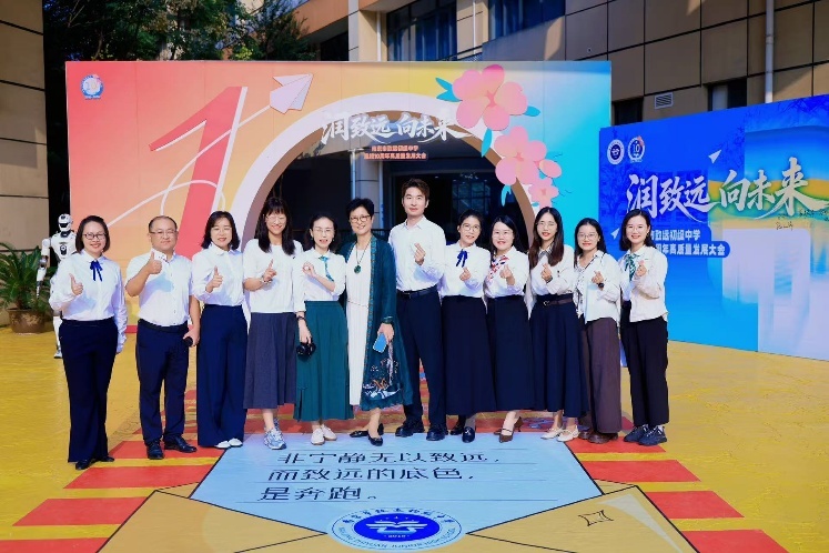 首任校长丛一冰(左六)与老师亲切合影