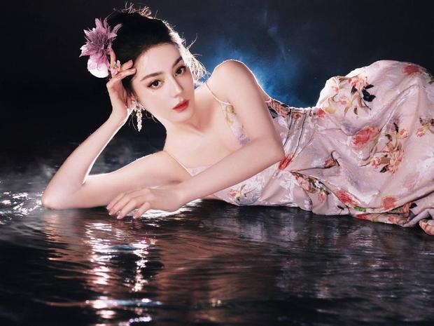 迪丽热巴宛如花仙子身姿曼妙
