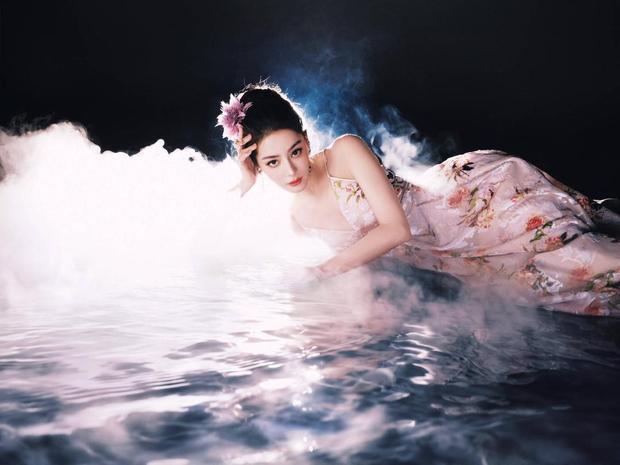 迪丽热巴宛如花仙子身姿曼妙
