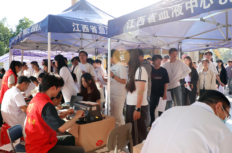 近500名师生挽袖献血!从一条朋友圈读懂江西科技学院的青春大爱