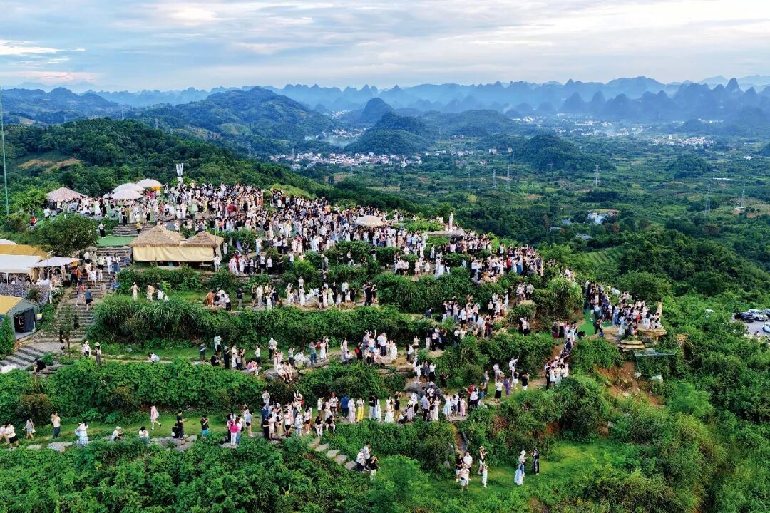 2026年8月2日，游客在广西阳朔县葡萄镇杨梅岭村夕阳山观赏喀斯特峰林。图/新华