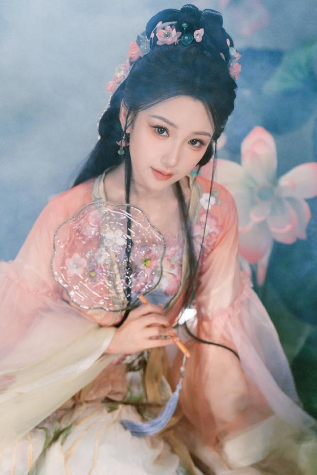 毛晓彤淡粉古装造型明媚动人