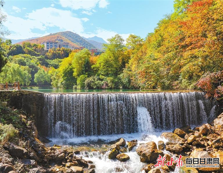 金秋时节的宕昌县官鹅沟景区层林尽染、美景如画　新甘肃&middot;甘肃日报通讯员　胡卫东