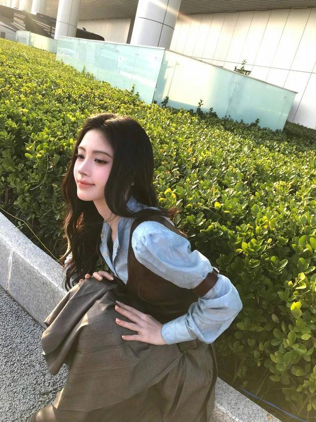 鞠婧祎身着蓝色泡泡袖长裙 化身灵动公主