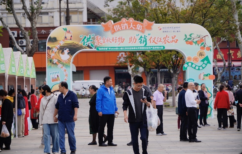 赛场外人头攒动