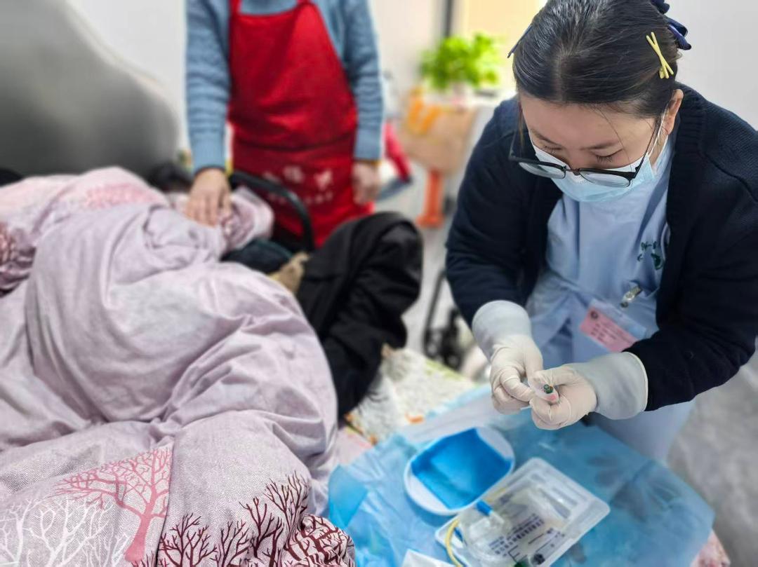 中级长护师苏琪为失能老人做照护前的准备工作
