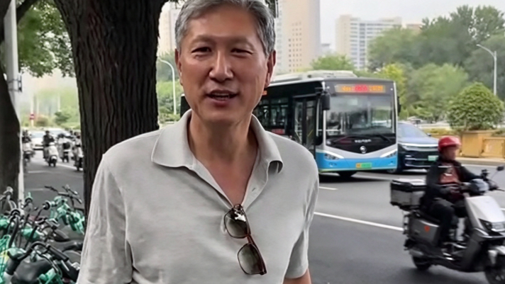 韩国驻华大使骑共享单车在亮马河边遛狗