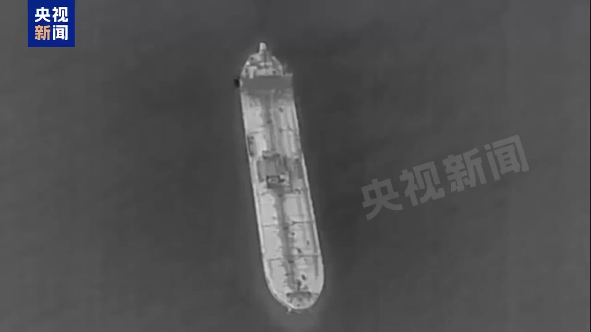 伊朗军方公布一油轮在霍尔木兹海峡触雷爆炸画面