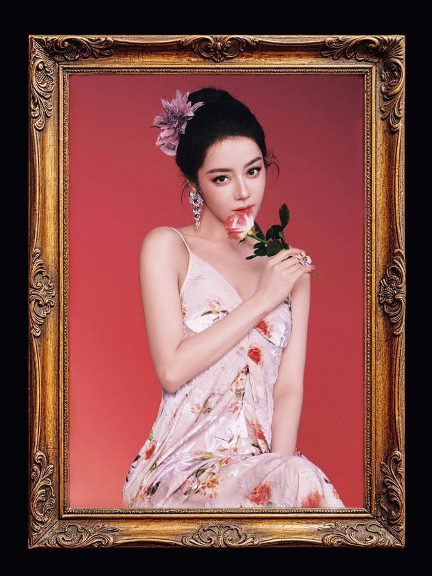 迪丽热巴宛如花仙子身姿曼妙