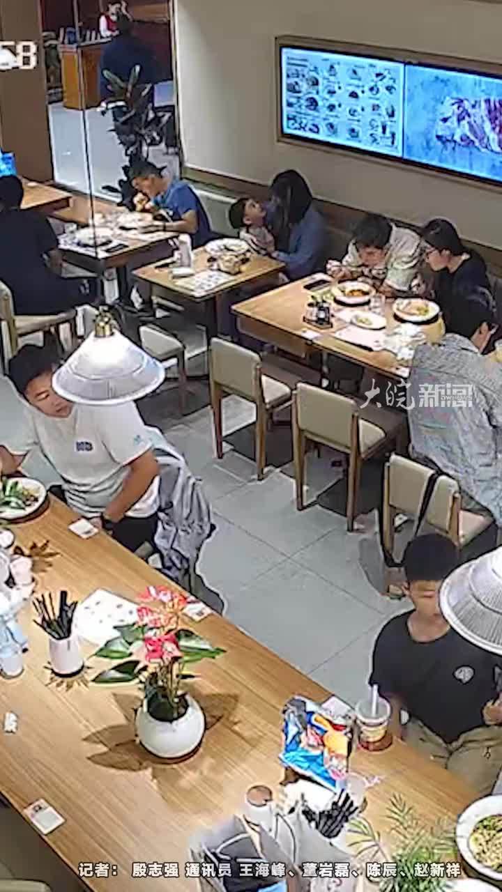 三岁幼童餐厅突发晕厥抽搐，武警战士暖心出手相助#救援现场 近日，河北石家庄一对母子在餐厅就餐时，三岁幼子因突发热性惊厥，瞬间失去意识。危急时刻，外出期间的武警石家庄支队官兵立刻出手相助。武警战士迅速