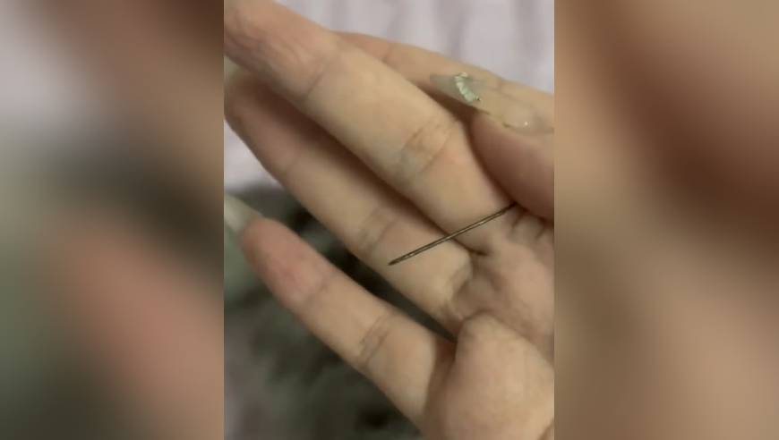 女子每天出门骑共享单车，洗澡时身体挤出4厘米注射针头！网友：可怕，被扎没感觉疼吗？