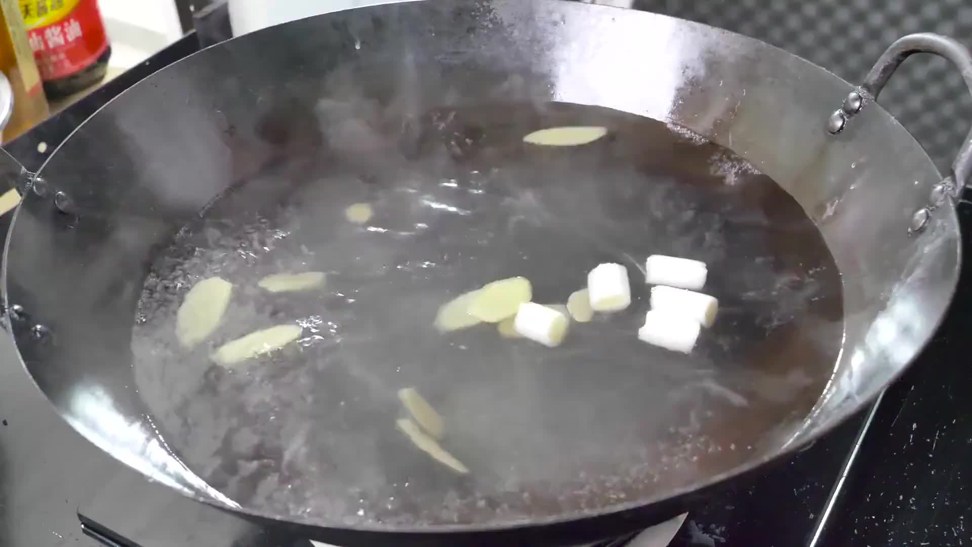 把草鱼放进滚烫的开水中，出锅瞬间变成一道招牌菜，实在太香了
