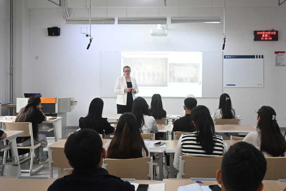 9月15日，兰州大学政治与国际关系学院俄罗斯籍教师奥莉娅为中亚国家学生授课。新华社发