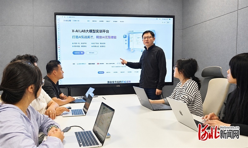 2026年9月9日，雄安人工智能产业园，华清智言科技有限公司创始人兼董事长李强（右三）与同事探讨大模型实训平台研发计划。河北日报记者 刘光昱摄