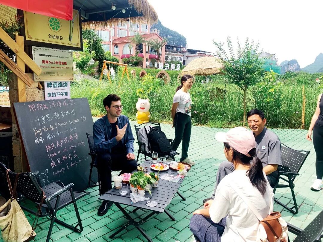 阳朔第一家外语学校创办人欧文（右一）发现，过去三十多年，外国游客的旅居目的地越来越小众，最早从市区来到县城，然后从最繁华的西街分散到不同村镇。供图/欧文