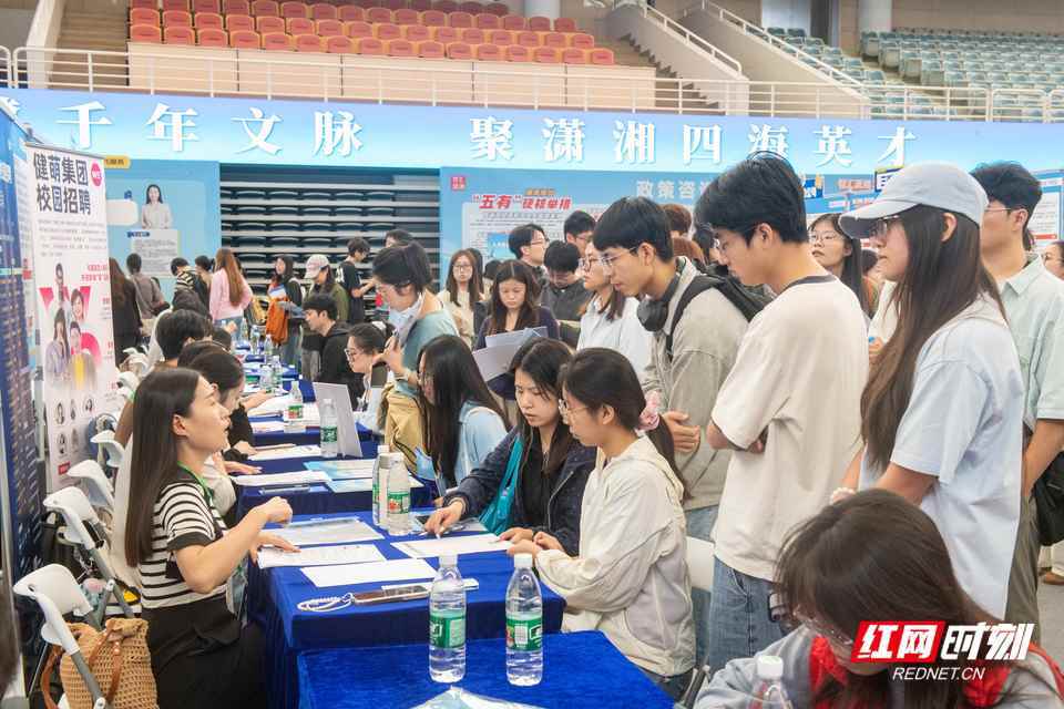 活动现场,吸引来大量学生。