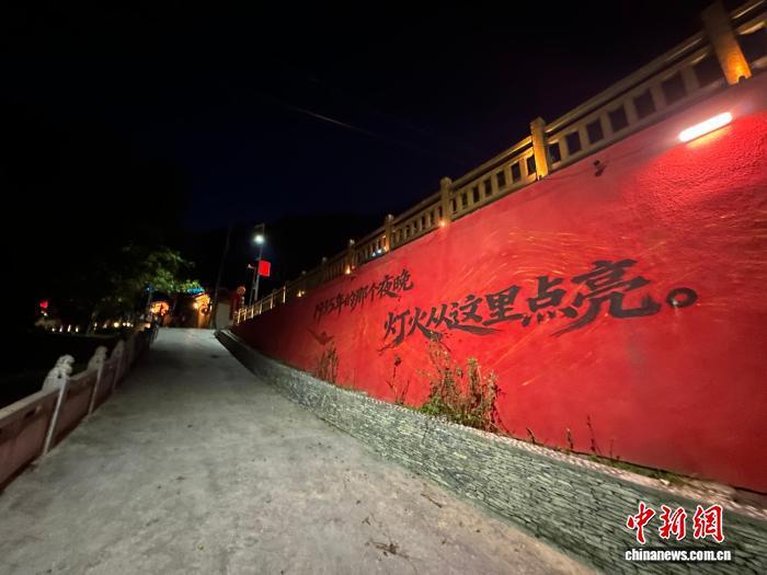 10月13日晚，甘肃甘南藏族自治州迭部县达拉乡高吉村随处可见的红色标语和红军故事墙绘。冯志军　摄