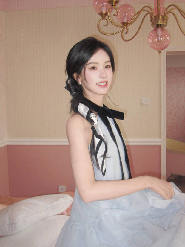 陈都灵最新写真灵动俏皮笑颜迷人