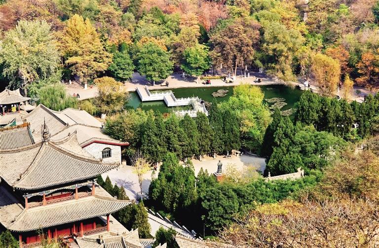 秋色与古建筑相映成趣　颜娜　摄