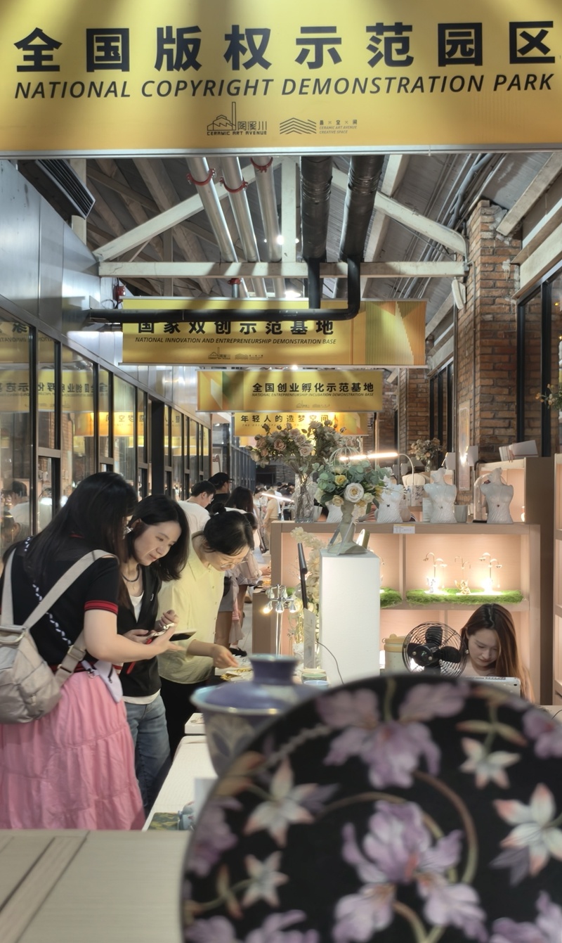 陶溪川创意集市上,游客挑选手工瓷器。新华网安雪晴 摄